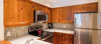 NEW LISTING, Peaceful Forest Setting, Ski-in, Shared Hot Tub, Free Parking