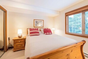 1 bedroom, iron/ironing board, WiFi, bed sheets - Forest Setting, Shared Hot Tub, Ski Home, Parking (Whistler)