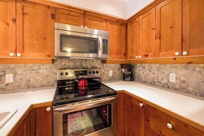 Fridge, microwave, oven, stovetop - Forest Setting, Shared Hot Tub, Ski Home, Parking (Whistler)