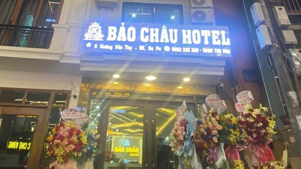 Un hôtel dont l’enseigne, bien visible, porte l’inscription « HÔTEL BÁO CHAU ».
