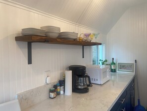 Een koelkast, een magnetron, een oven, een kookplaat