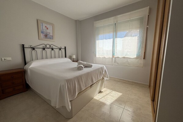 1 habitación, tabla de planchar con plancha, cuna de viaje y wifi 