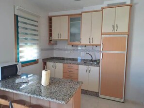 Microondas, horno, cafetera o tetera y utensilios de cocina