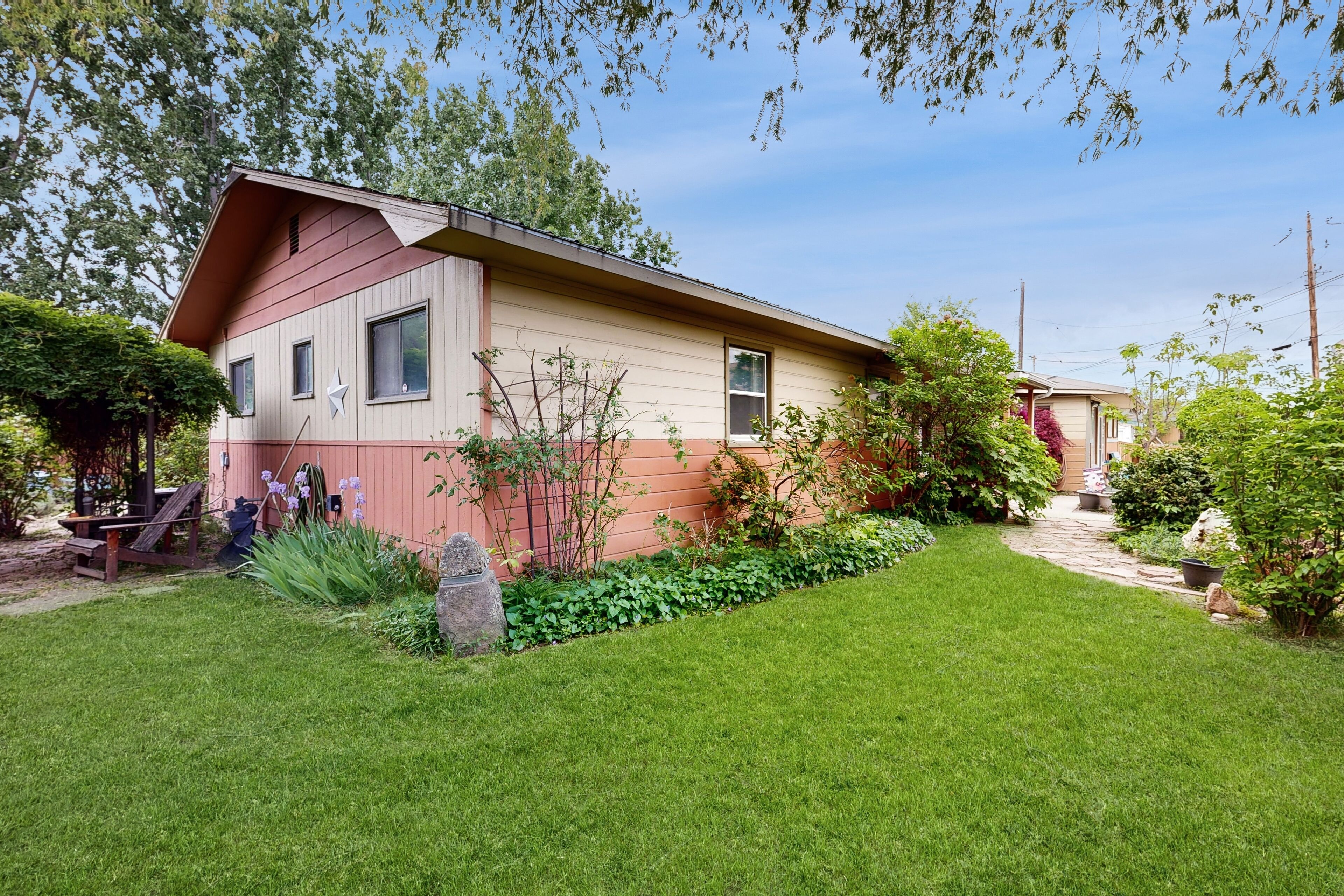 Idyllic private retreat with enclosed yard, bikes, exercise area, W/D, & AC