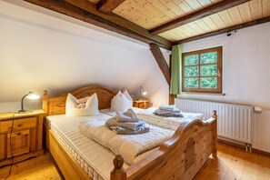 5 bedrooms, free WiFi, bed sheets