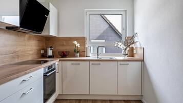 Fridge, oven, stovetop, dishwasher