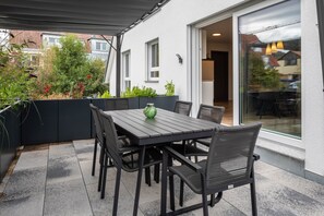 Outdoor dining - Apartment 'Fewo Ebringen Weinbergblick' with Mountain View, Balcony and Wi-Fi (Ebringen)