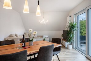 Interior - Apartment 'Fewo Ebringen Weinbergblick' with Mountain View, Balcony and Wi-Fi (Ebringen)