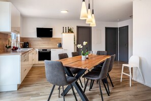 Dining - Apartment 'Fewo Ebringen Weinbergblick' with Mountain View, Balcony and Wi-Fi (Ebringen)