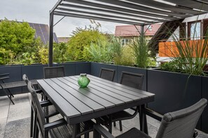 Outdoor dining - Apartment 'Fewo Ebringen Weinbergblick' with Mountain View, Balcony and Wi-Fi (Ebringen)