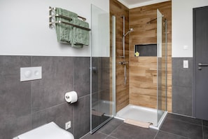 Shower, hair dryer, towels - Apartment 'Fewo Ebringen Weinbergblick' with Mountain View, Balcony and Wi-Fi (Ebringen)