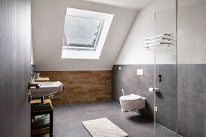 Dusche, Haartrockner, Handtücher