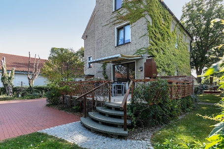 Exterior. Apartment 'Ferienwohnung Am Straussee' with Private Terrace and Wi-Fi