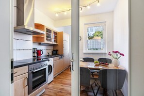 Jääkaappi, mikroaaltouuni, uuni, liesi