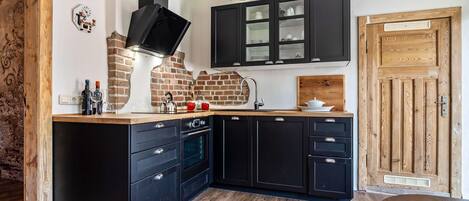 Fridge, oven, stovetop, dishwasher