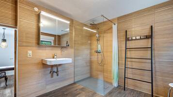 Dusche, Haartrockner, Handtücher