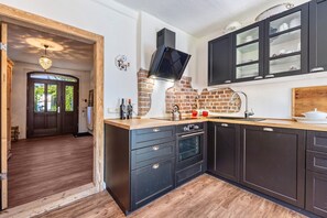 Frigorifero, forno, piano cottura, lavastoviglie