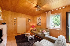 TV - Holiday Home 'Haus Vierjahreszeiten' with Private Garden (Groß Niendorf)