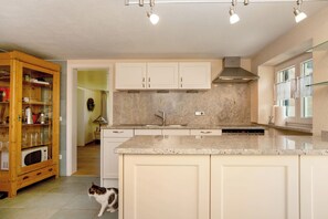 Køleskab, mikrobølgeovn, ovn, kogeplade