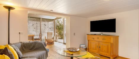 Fernseher, Kamin, DVD-Player, Stereoanlage