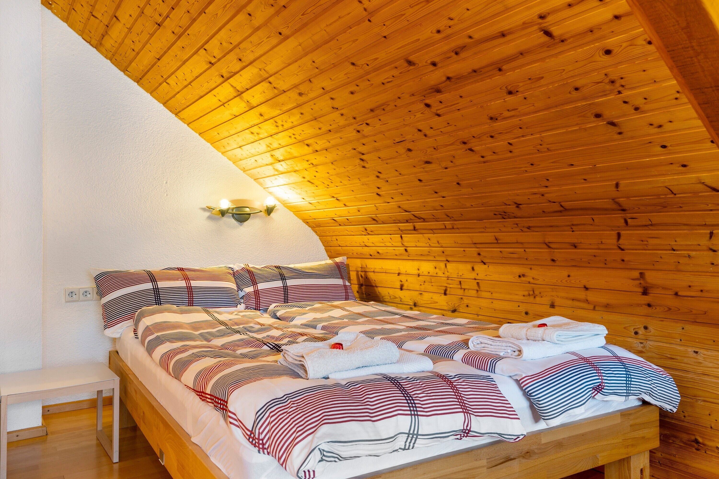 2 sovrum, skrivbord, strykjärn/strykbräda och gratis wi-fi