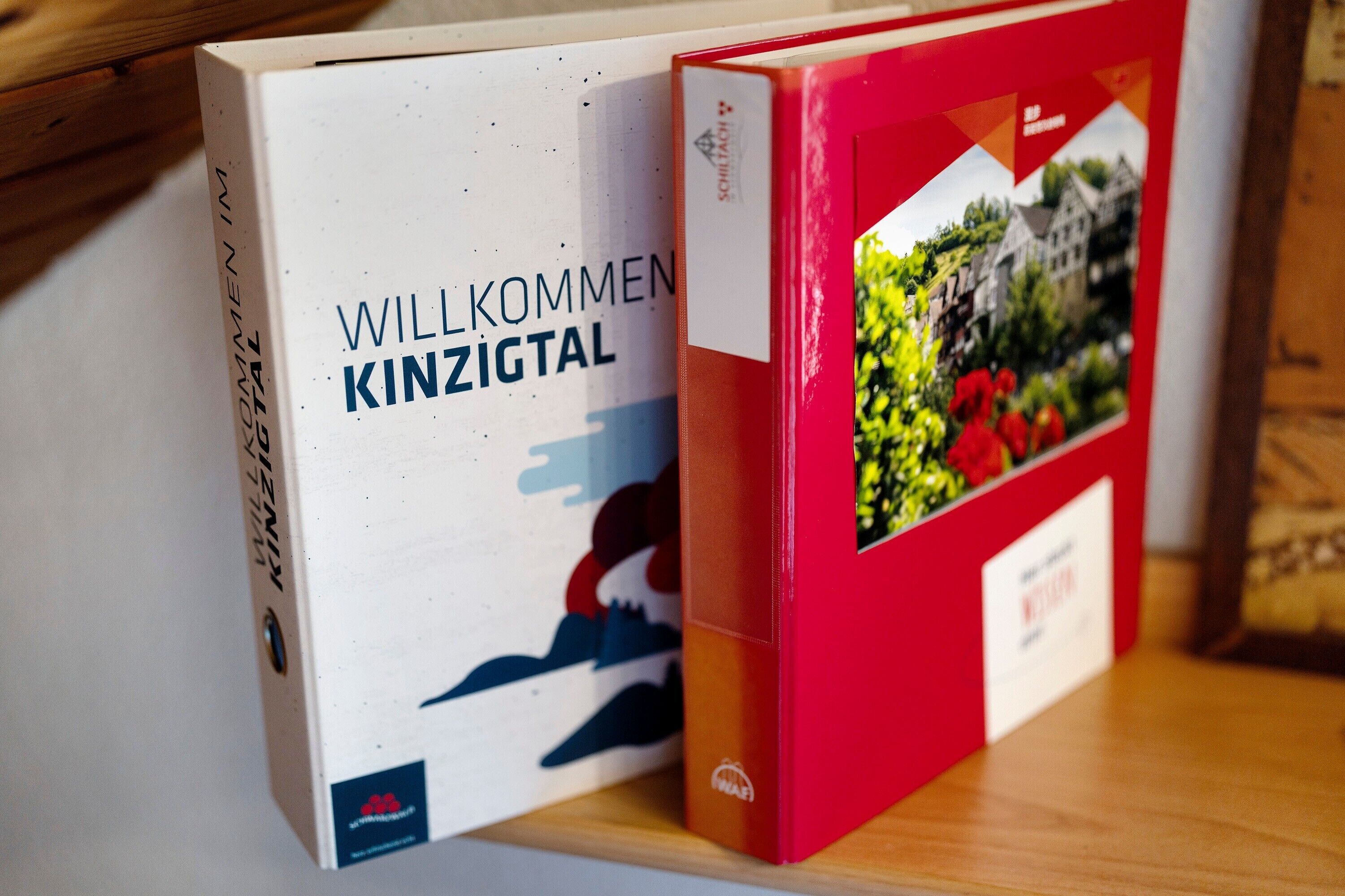 Hyllyllä on kaksi kirjaa, joiden otsikko on ’WILLKOMMEN KINZIGTAL’.