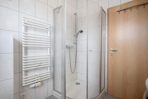 Dusche, Haartrockner, Handtücher