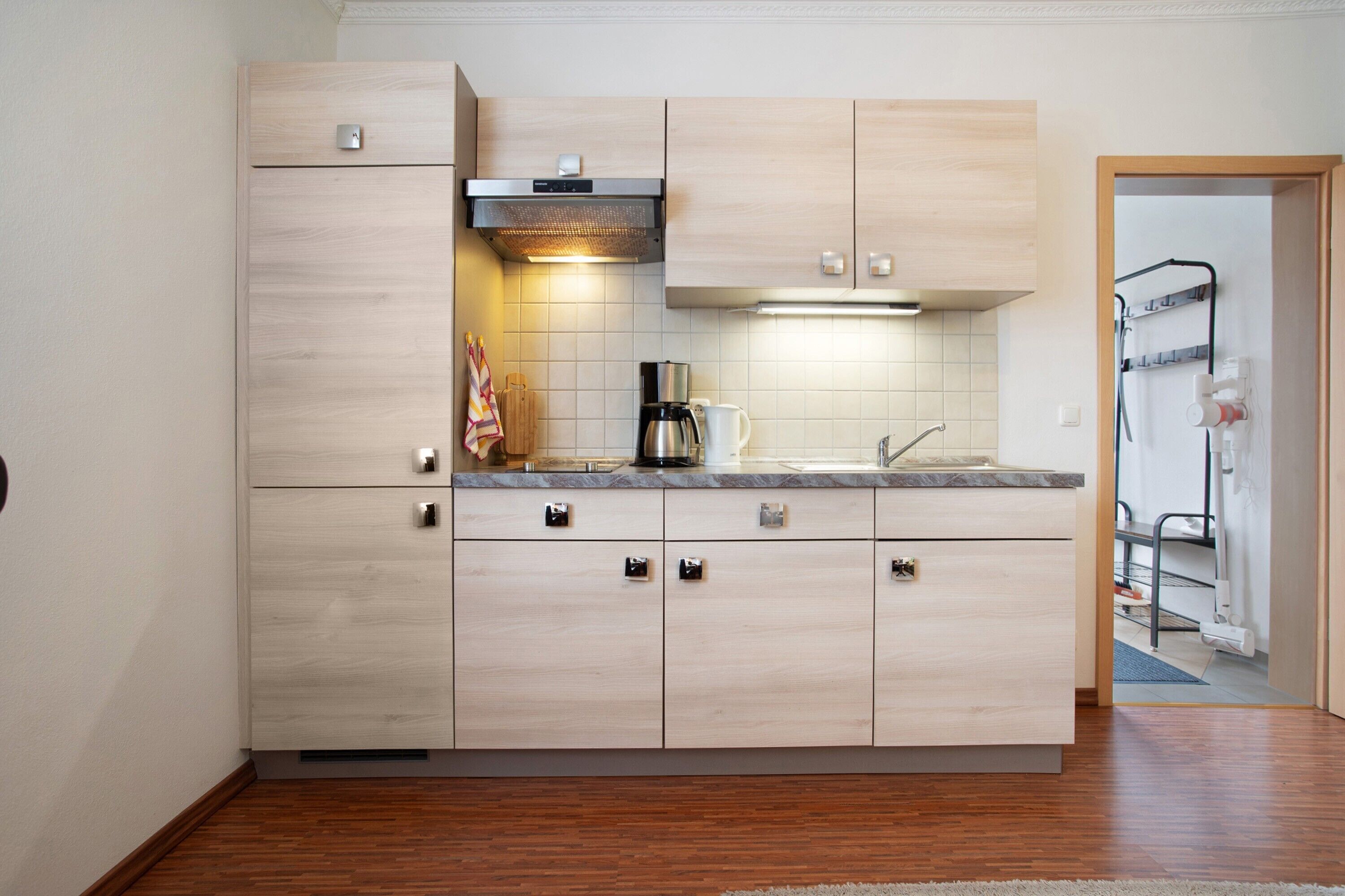 Réfrigérateur, plaque de cuisson, cafetière/bouilloire