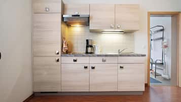 Kühlschrank, Herdplatte, Wasserkocher mit Kaffee-/Teezubehör