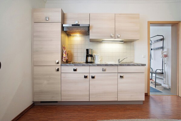 Réfrigérateur, plaque de cuisson, cafetière/bouilloire