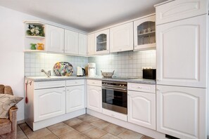 Frigorifero, forno, piano cottura, macchina per tè/caffè