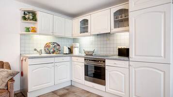 Kühlschrank, Ofen, Herdplatte, Wasserkocher mit Kaffee-/Teezubehör