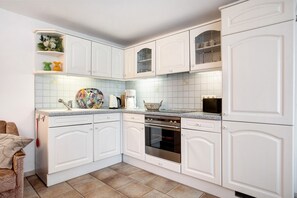 Fridge, oven, stovetop, coffee/tea maker