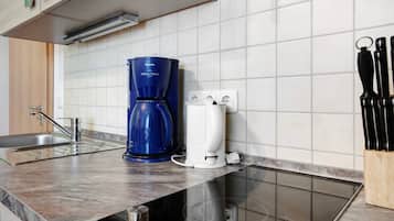 Kühlschrank, Herdplatte, Wasserkocher mit Kaffee-/Teezubehör