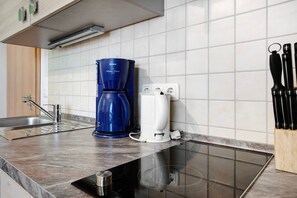 Fridge, stovetop, coffee/tea maker, electric kettle - Apartment 'Ferienwohnungen Zinnowitz - Ilse' (Zinnowitz)