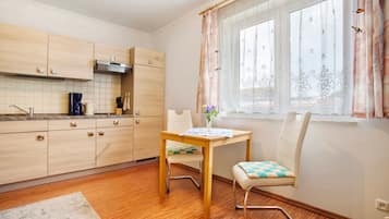 Kühlschrank, Herdplatte, Wasserkocher mit Kaffee-/Teezubehör