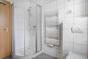 Ducha, secador de pelo, toallas