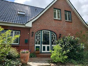Exterior - Apartment 'Arche Noah' with Private Balcony, Shared Garden and Wi-Fi (Sankt Peter-Ording)