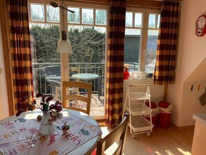 Dining - Apartment 'Arche Noah' with Private Balcony, Shared Garden and Wi-Fi (Sankt Peter-Ording)