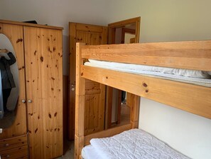 2 slaapkamers, een strijkplank/strijkijzer, gratis wifi, beddengoed