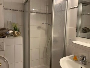 Een douche, een haardroger, handdoeken
