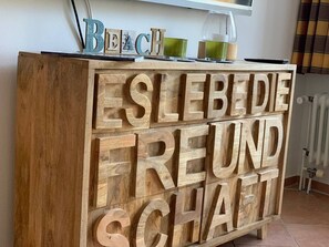 Un meuble en bois sur lequel sont gravés les mots « ESLEBIDIE FREUND SCHAFT ».