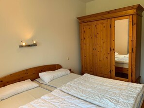 2 slaapkamers, een strijkplank/strijkijzer, gratis wifi, beddengoed