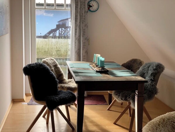 Dining - Apartment '54 Grad Nord' with Private Terrace in the Garden and Wi-Fi (Sankt Peter-Ording)