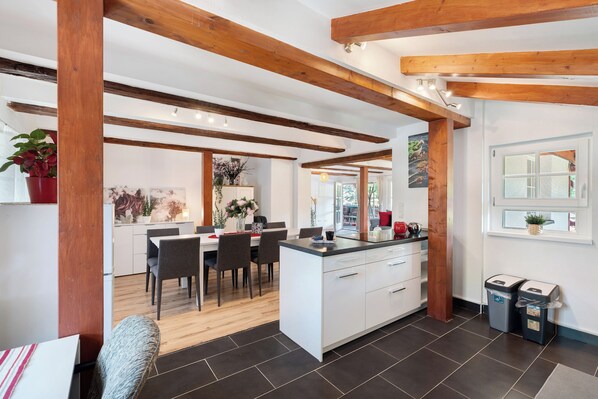 Dining - Apartment 'Vogtshaus De Luxe' with Mountain View, Private Terrace and Wi-Fi (Gernsbach)