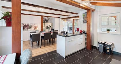 Apartment 'Vogtshaus De Luxe' with Mountain View, Private Terrace for 13 people