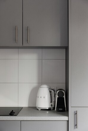 Estudio superior | Cocina privada | Frigobar, microondas, parrilla de estufa y tostadora 