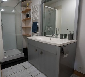 Ducha, secador de pelo, toallas, jabón