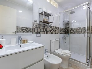 Douche, sèche-cheveux