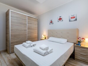 1 bedroom, iron/ironing board, internet